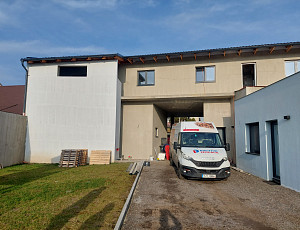 Zateplení stropu novostavby ubytovacího zařízení pomocí foukané izolace